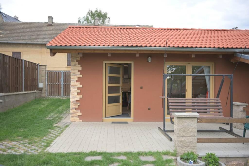 Appartement Utulny Domek V Zahrade V Unhosti Nedaleko Letiste Extérieur photo